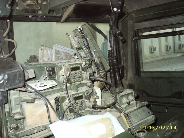 Возимые радиостанции УКВ диапазона, установленные на автомобиль HMMWV